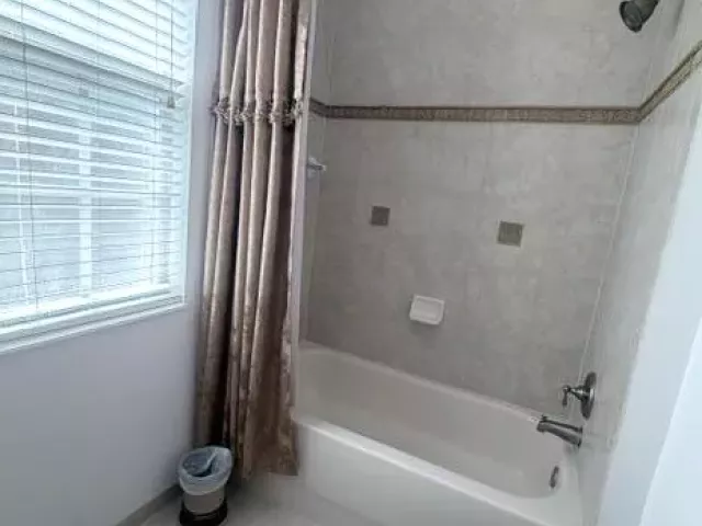 Продажа дома по адресу 8288 NW 9th Avenue - фото 9359378