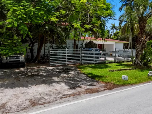 Продажа дома по адресу 11401 W Biscayne Canal Road - фото 8886529
