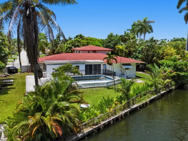 Продажа дома по адресу 11401 W Biscayne Canal Road - фото 8886533