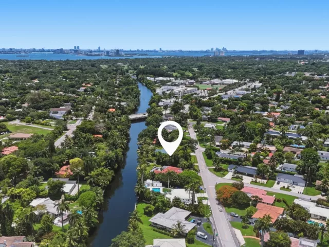 Продажа дома по адресу 11401 W Biscayne Canal Road - фото 8886519