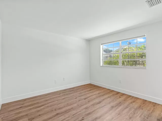 Продажа дома по адресу 12384 SW 52nd Court - фото 8885521