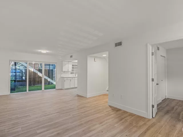Продажа дома по адресу 12384 SW 52nd Court - фото 8885515