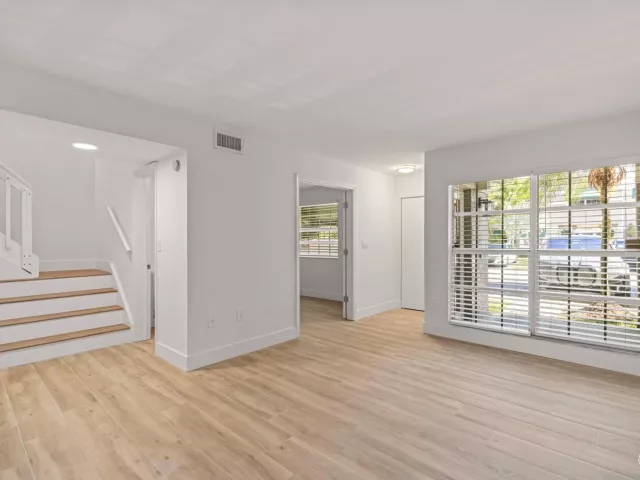 Продажа дома по адресу 12384 SW 52nd Court - фото 8885516