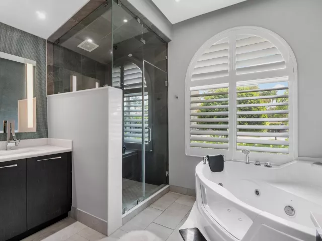 Продажа дома по адресу 2550 NW 52nd Street - фото 8917393