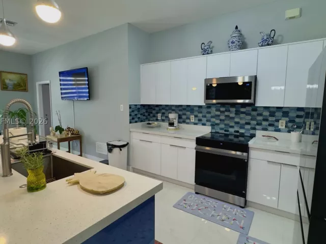 Продажа дома по адресу 937 NE 35th Ave - фото 8878453