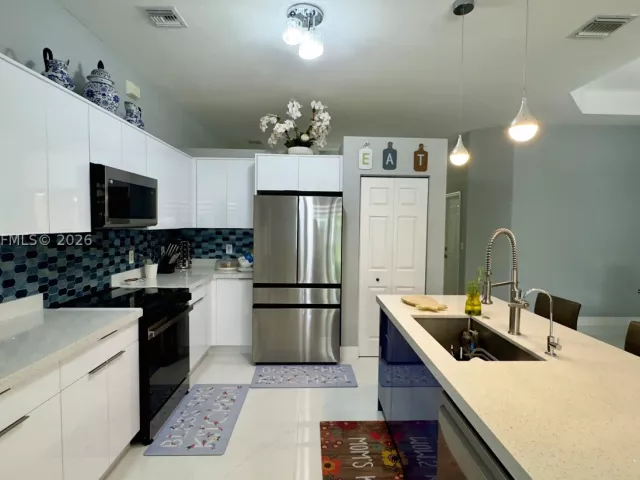Продажа дома по адресу 937 NE 35th Ave - фото 8878454