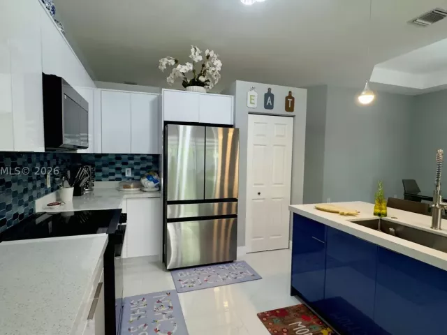 Продажа дома по адресу 937 NE 35th Ave - фото 8878455