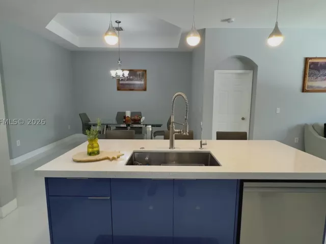 Продажа дома по адресу 937 NE 35th Ave - фото 8878456