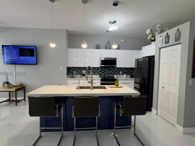 Продажа дома по адресу 937 NE 35th Ave - фото 8878457