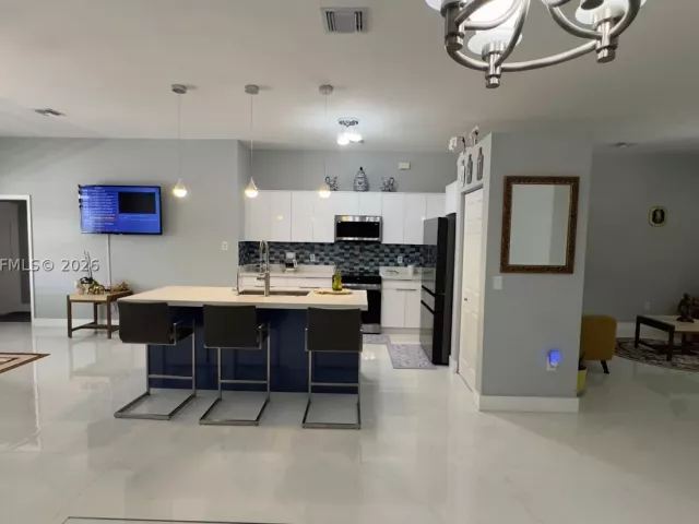 Продажа дома по адресу 937 NE 35th Ave - фото 8878458