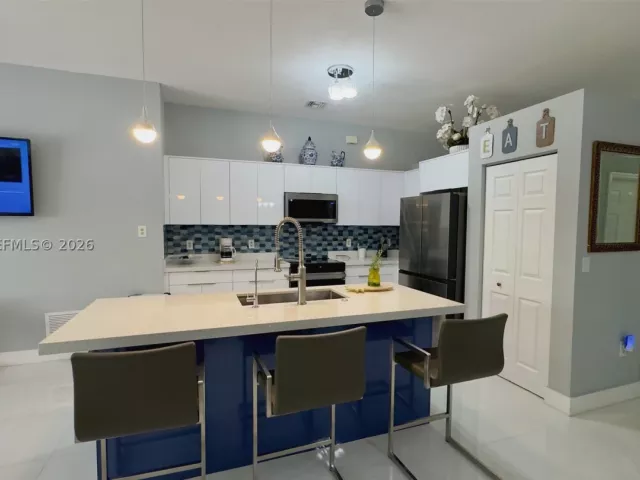 Продажа дома по адресу 937 NE 35th Ave - фото 8878459