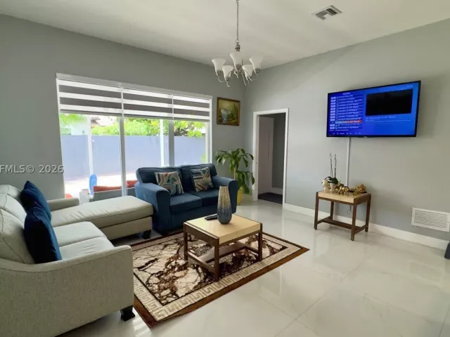 Продажа дома по адресу 937 NE 35th Ave - фото 8878460