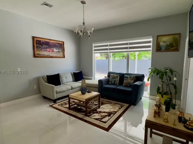 Продажа дома по адресу 937 NE 35th Ave - фото 8878461