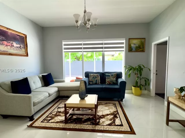 Продажа дома по адресу 937 NE 35th Ave - фото 8878462