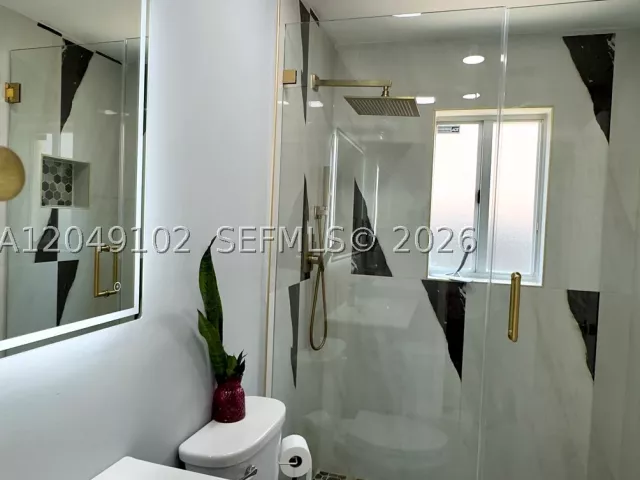 Продажа дома по адресу 937 NE 35th Ave - фото 8878463