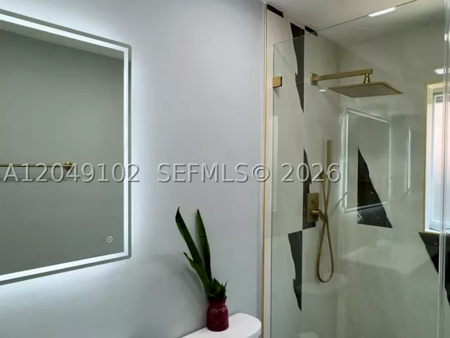 Продажа дома по адресу 937 NE 35th Ave - фото 8878464