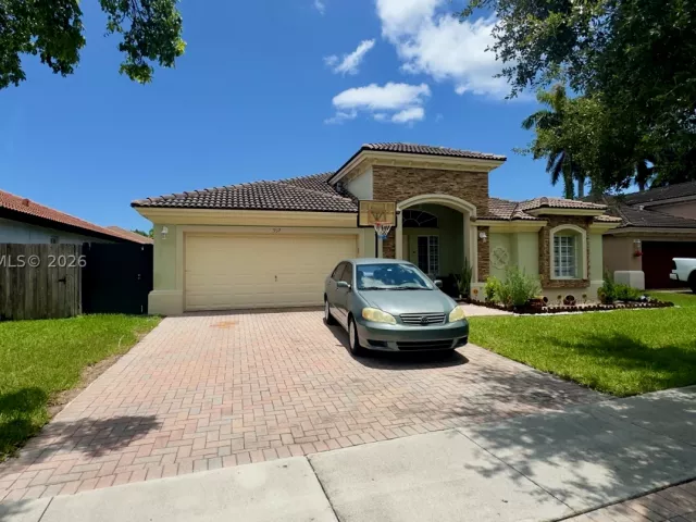Продажа дома по адресу 937 NE 35th Ave - фото 8878446