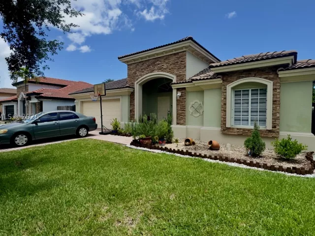 Продажа дома по адресу 937 NE 35th Ave - фото 8878447