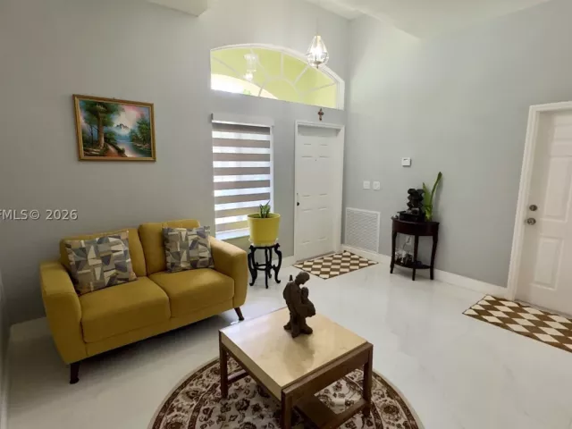 Продажа дома по адресу 937 NE 35th Ave - фото 8878448