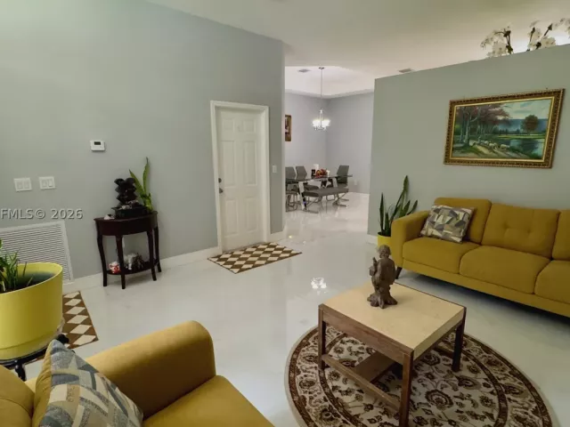 Продажа дома по адресу 937 NE 35th Ave - фото 8878449