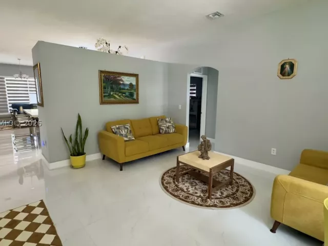 Продажа дома по адресу 937 NE 35th Ave - фото 8878450