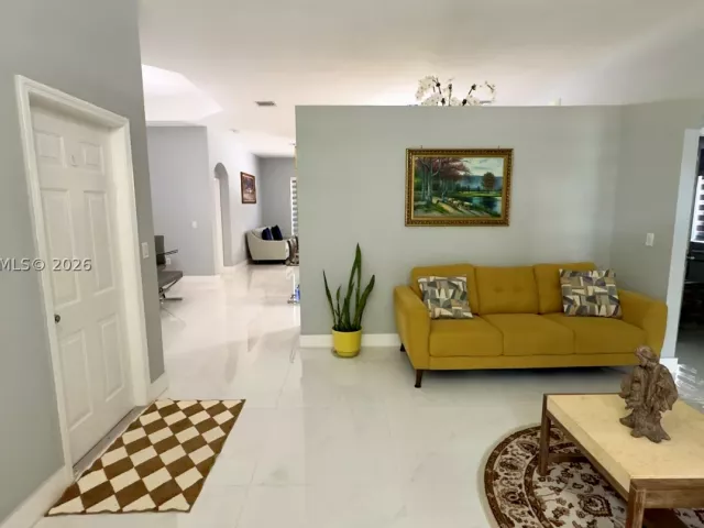 Продажа дома по адресу 937 NE 35th Ave - фото 8878451