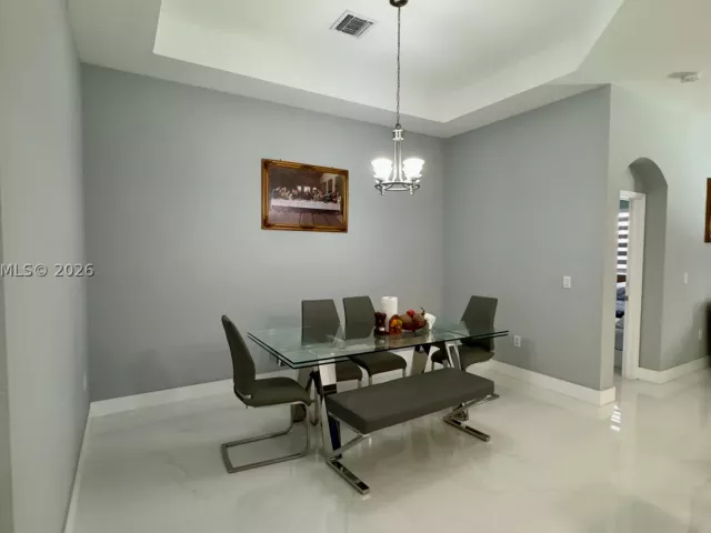 Продажа дома по адресу 937 NE 35th Ave - фото 8878452