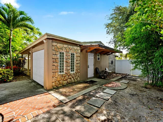 Продажа дома по адресу 1638 NE 3rd Avenue - фото 8878314