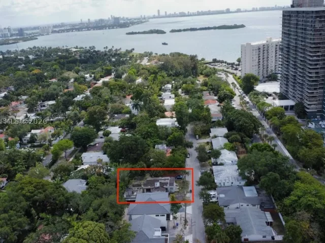 Продажа дома по адресу 751 NE 70th St - фото 8892571