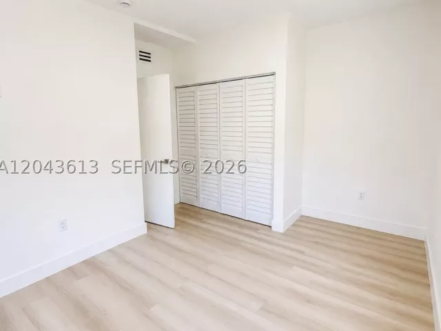 Продажа дома по адресу 1627 N 28th Ct - фото 8908853