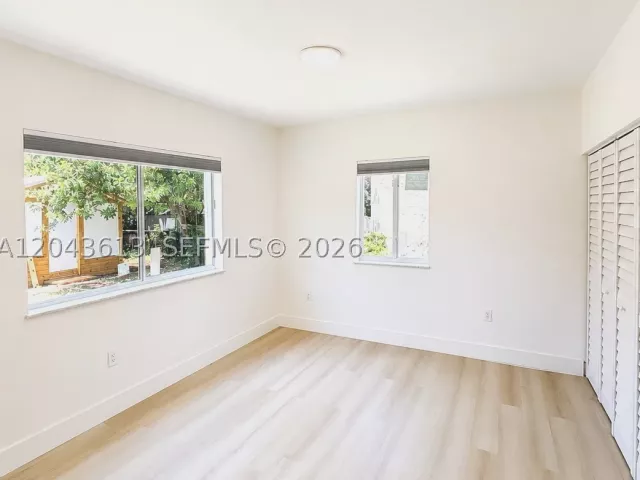 Продажа дома по адресу 1627 N 28th Ct - фото 8908854