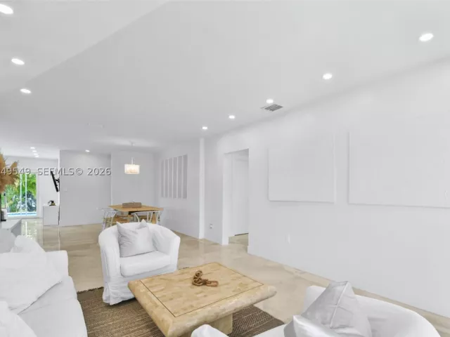 Продажа дома по адресу 2195 SW 25th Ter - фото 8879709