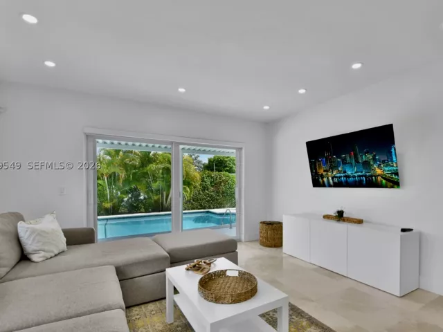 Продажа дома по адресу 2195 SW 25th Ter - фото 8879713