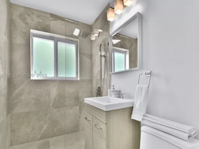 Продажа дома по адресу 2195 SW 25th Ter - фото 8879718