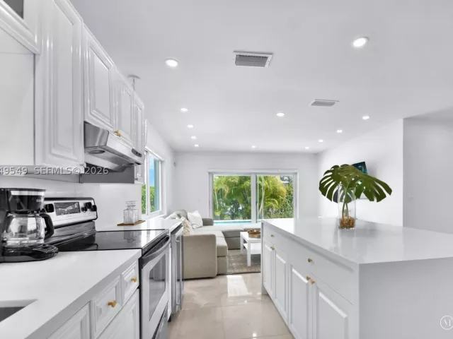 Продажа дома по адресу 2195 SW 25th Ter - фото 8879705