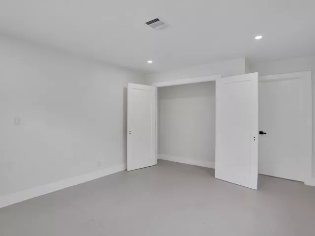 Продажа дома по адресу 5561 NE 26th Avenue - фото 8917628