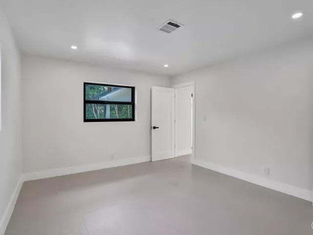 Продажа дома по адресу 5561 NE 26th Avenue - фото 8917636