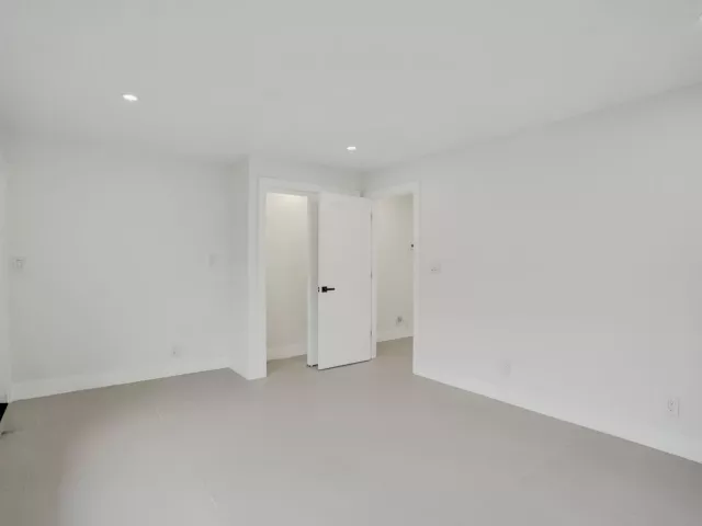 Продажа дома по адресу 5561 NE 26th Avenue - фото 8917637