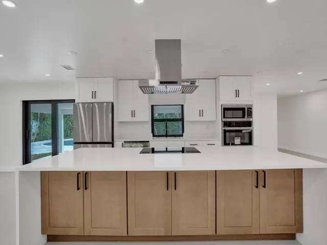 Продажа дома по адресу 5561 NE 26th Avenue - фото 8917620