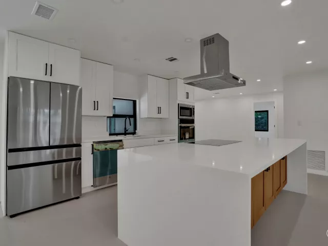Продажа дома по адресу 5561 NE 26th Avenue - фото 8917621