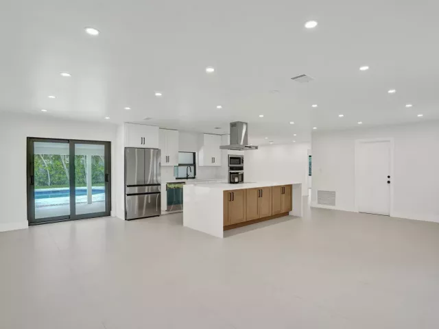 Продажа дома по адресу 5561 NE 26th Avenue - фото 8917622