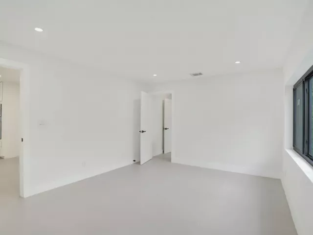 Продажа дома по адресу 5561 NE 26th Avenue - фото 8917624