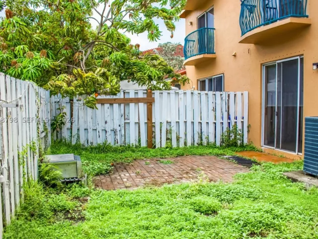 Продажа дома по адресу 16102 NW 22nd St - фото 8899139
