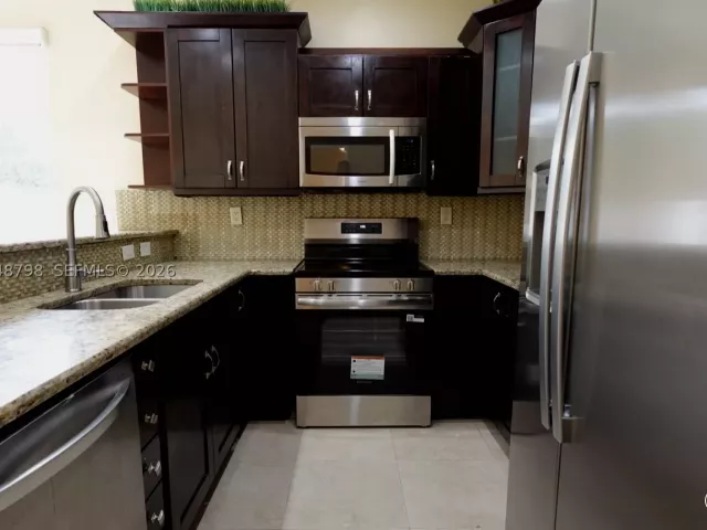 Продажа дома по адресу 16102 NW 22nd St - фото 8899126