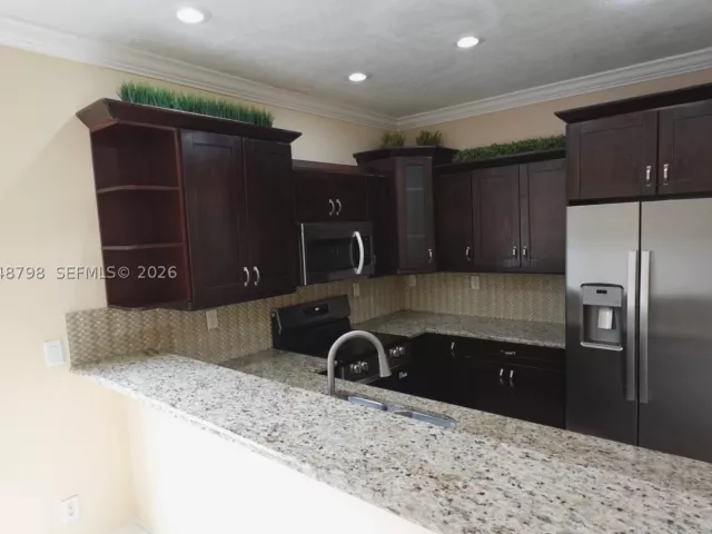 Продажа дома по адресу 16102 NW 22nd St - фото 8899127