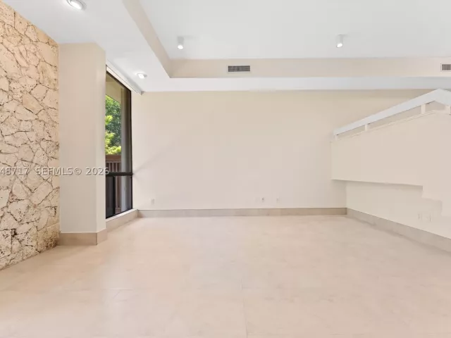 Продажа дома по адресу 2525 NE 135th St - фото 8879842