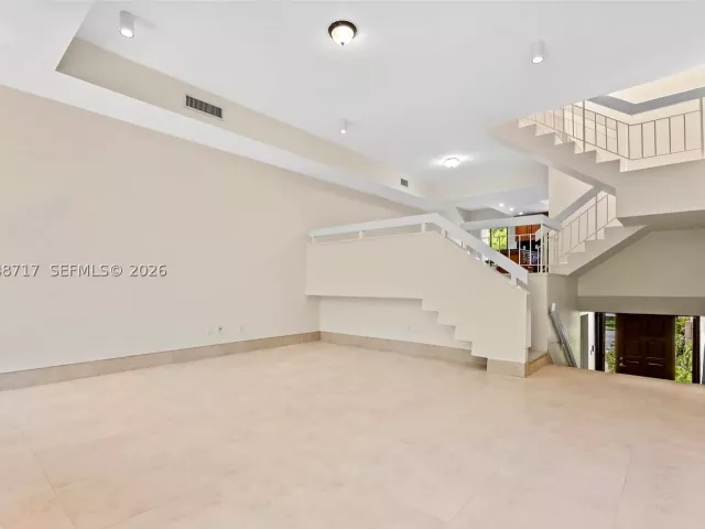 Продажа дома по адресу 2525 NE 135th St - фото 8879844