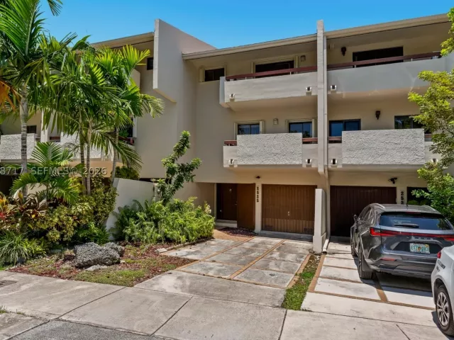 Продажа дома по адресу 2525 NE 135th St - фото 8879836