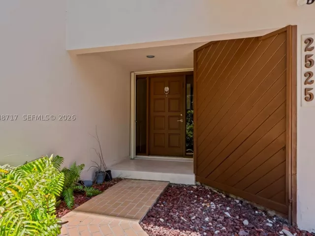 Продажа дома по адресу 2525 NE 135th St - фото 8879837