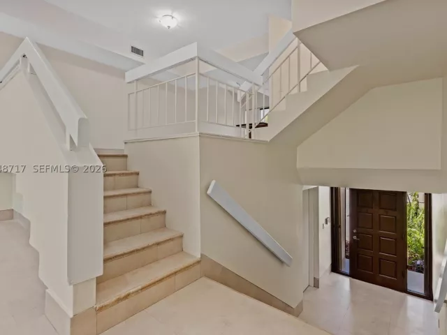 Продажа дома по адресу 2525 NE 135th St - фото 8879838